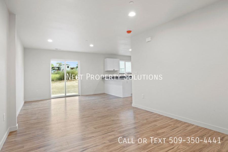 215 W 1st St #2 - Photo 4 of 50