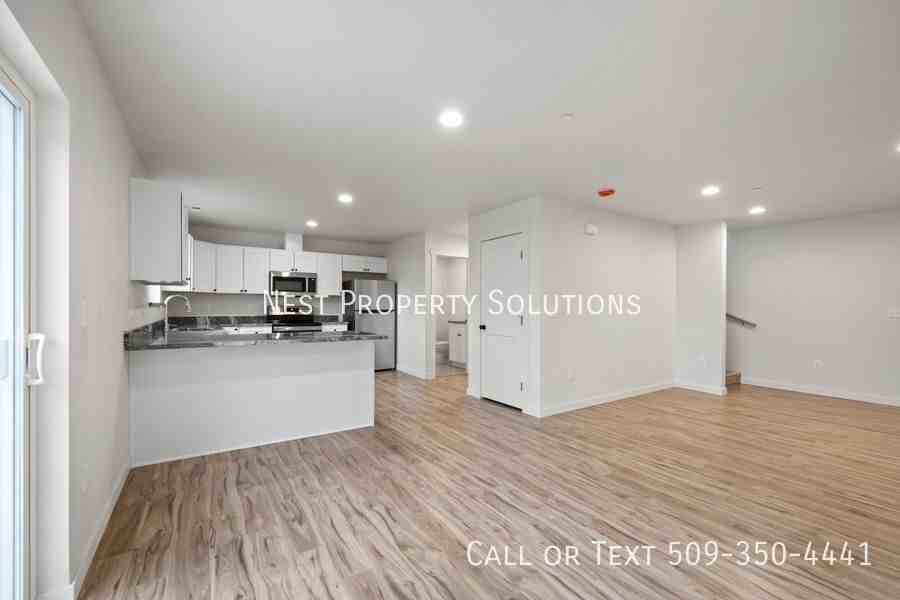 215 W 1st St #2 - Photo 5 of 50