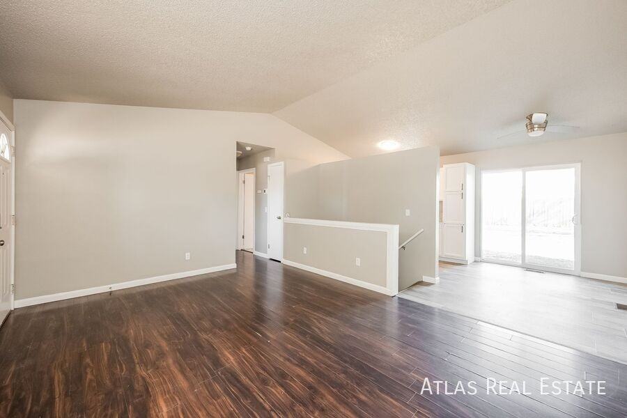 2115 Bainbridge Rd - Photo 3 of 21