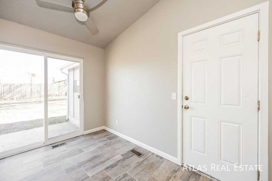 2115 Bainbridge Rd - Photo 4 of 21