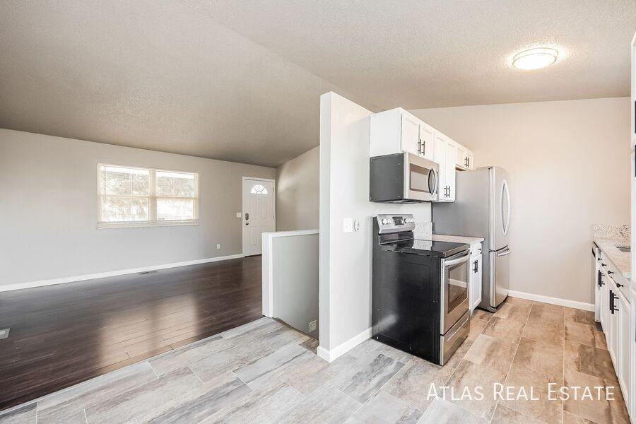 2115 Bainbridge Rd - Photo 5 of 21