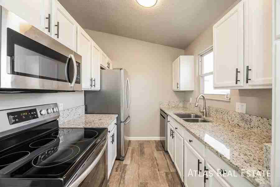 2115 Bainbridge Rd - Photo 6 of 21