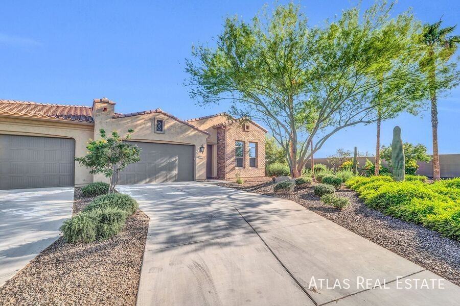 16961 W Holly St - Photo 2 of 33