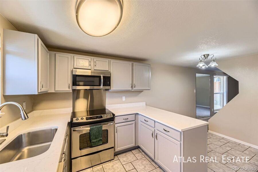 5828 S Pearl St - Photo 5 of 26