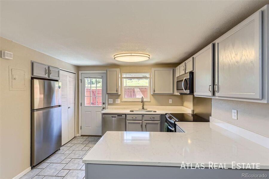 5828 S Pearl St - Photo 6 of 26