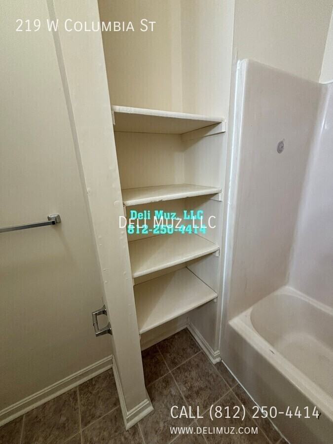 219 W Columbia St - Photo 3 of 18