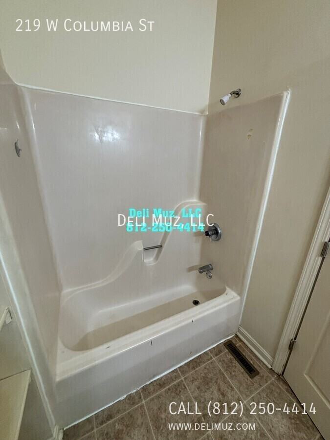 219 W Columbia St - Photo 4 of 18