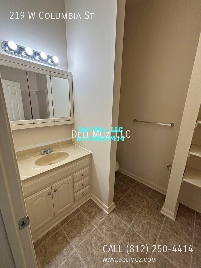 219 W Columbia St - Photo 6 of 18