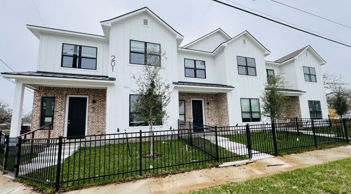 201 Fairway Dr #1 - Photo 2 of 29