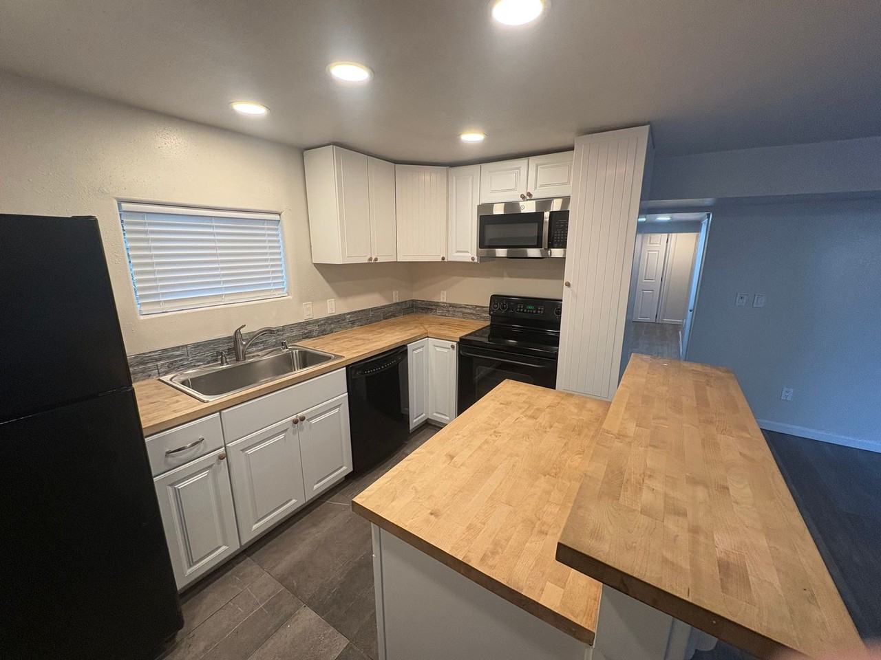 929 Pecks Dr - Photo 2 of 11