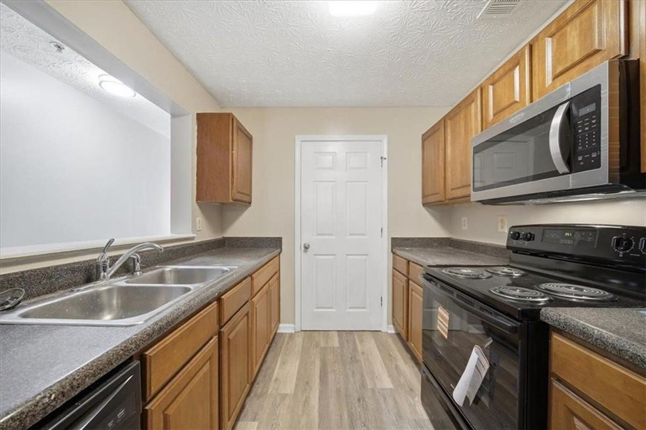 8201 Fairington Ridge Cir - Photo 6 of 9