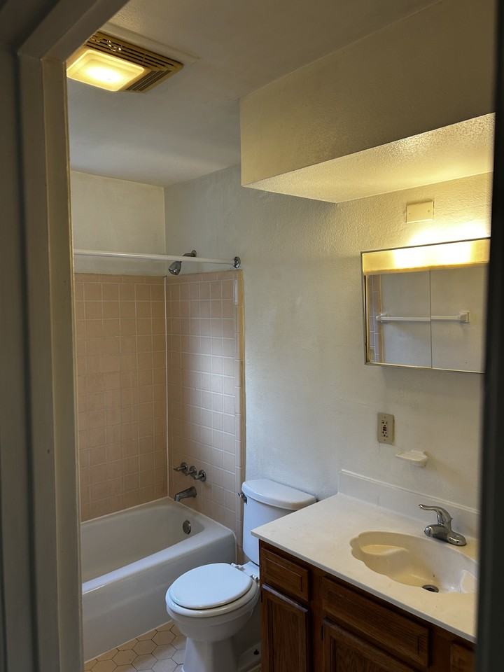 619 Warren St #B - Photo 6 of 13