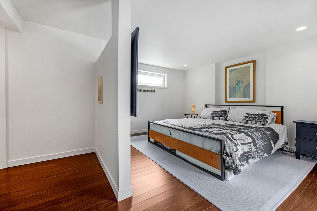 2031 Fairview Ave E #E - Photo 4 of 34