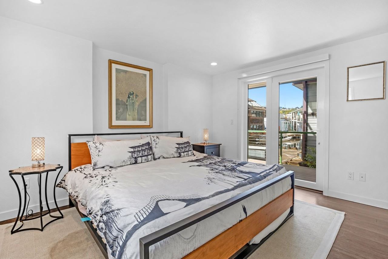 2031 Fairview Ave E #E - Photo 5 of 34