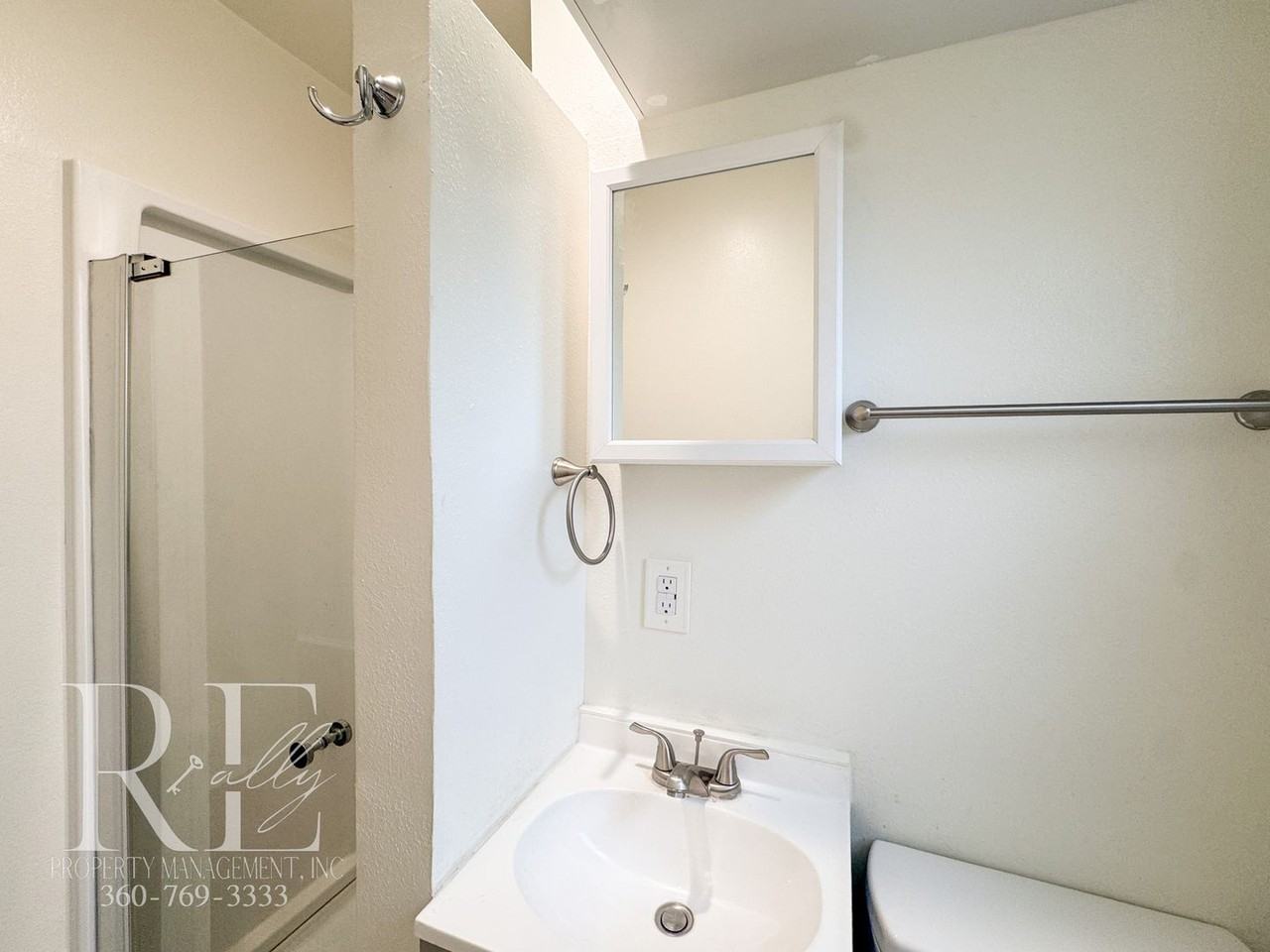 3015 Trenton Ave Ne - Photo 6 of 15