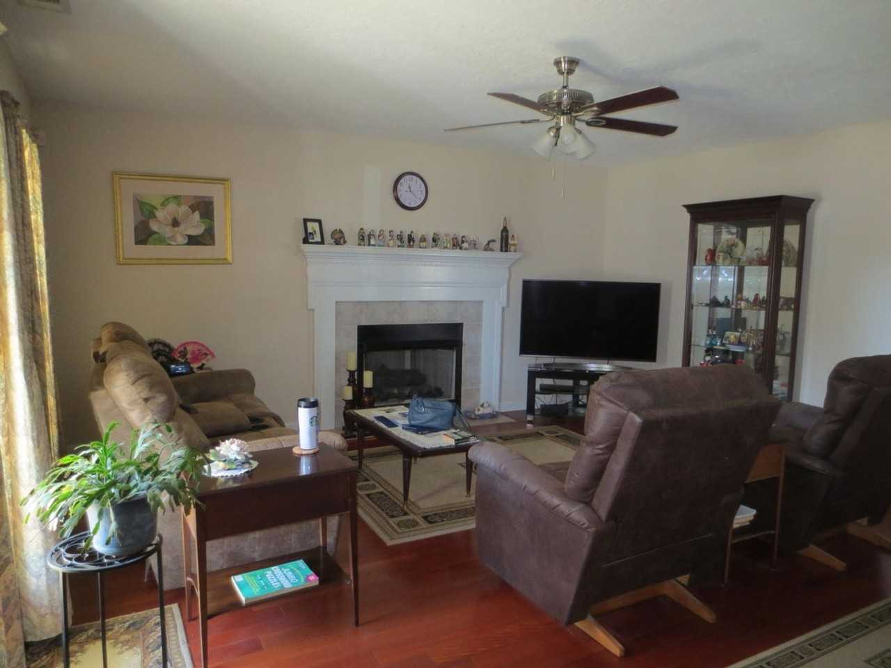 1318 Maple Leaf Ct - Photo 2 of 7