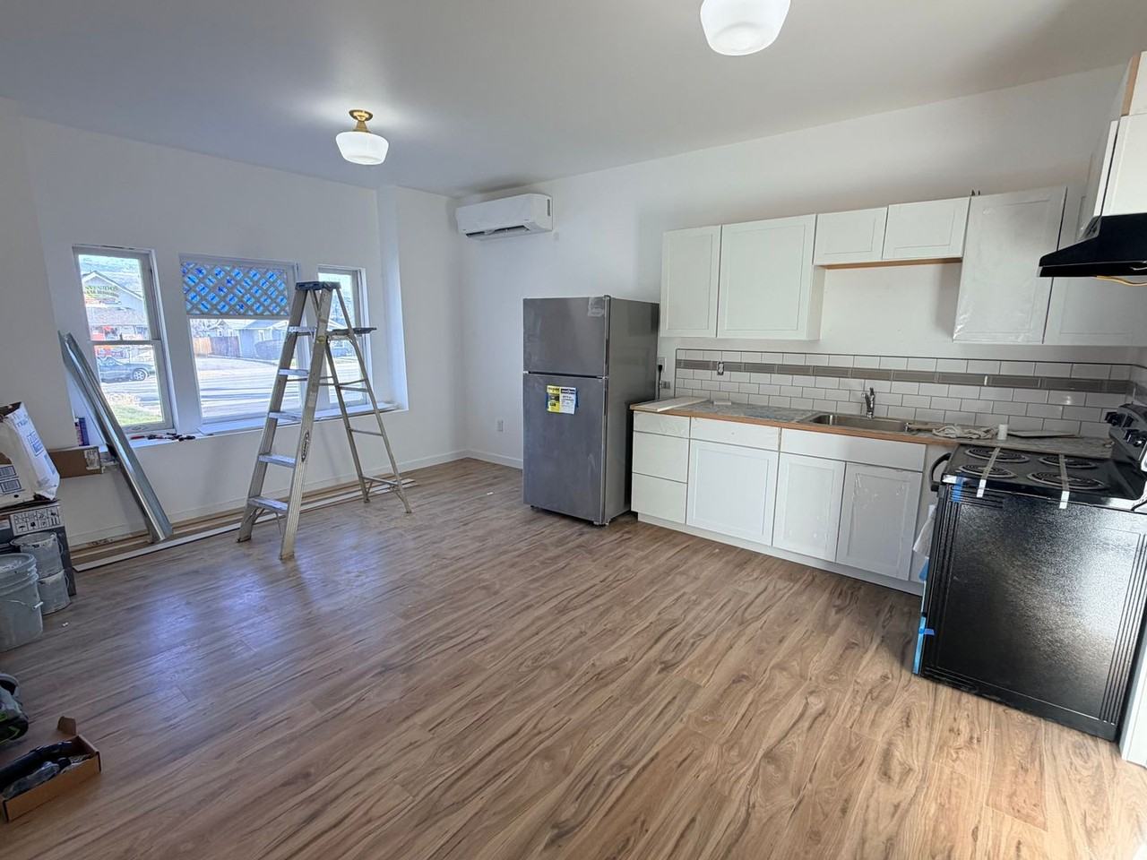 400 S Chelan Ave - Photo 2 of 3