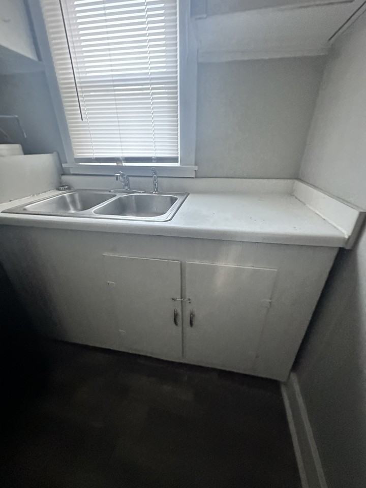 303 E 22nd St #1 - Photo 5 of 20