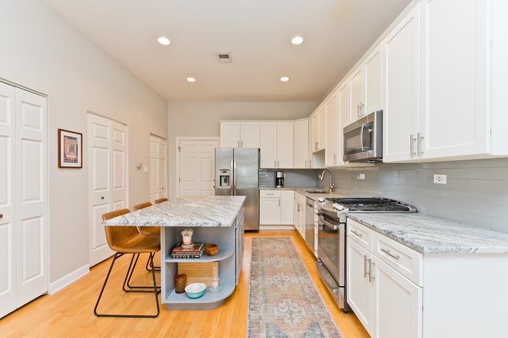 3656 N Paulina St - Photo 5 of 10