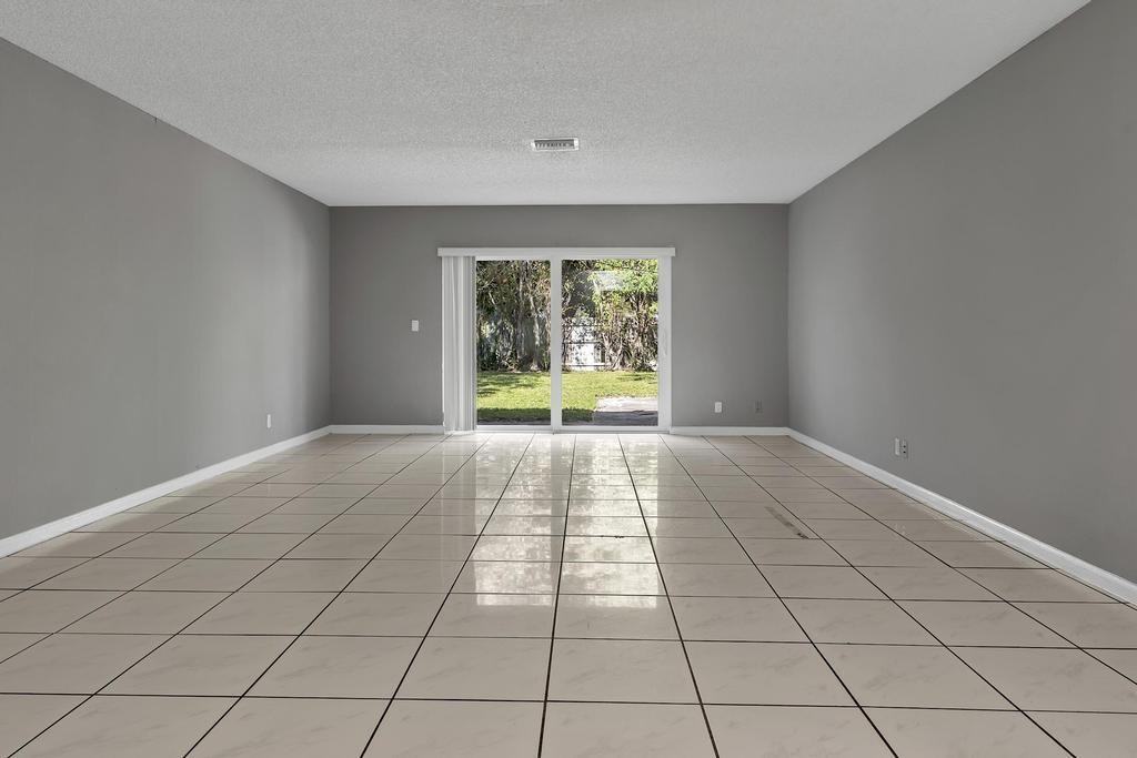 915 S N St #915 - Photo 4 of 24