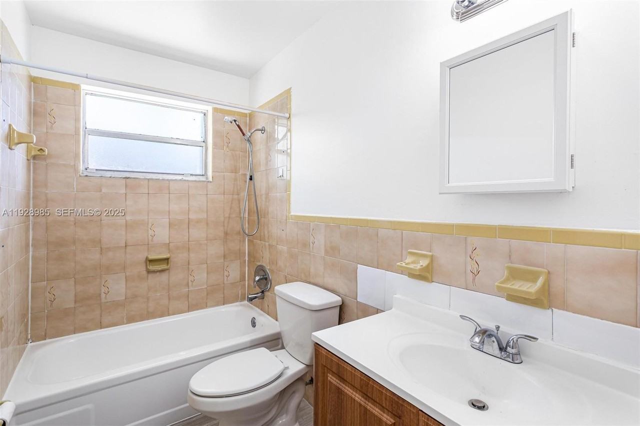 1722 Nw 5th St #1722-1722 - Photo 2 of 18