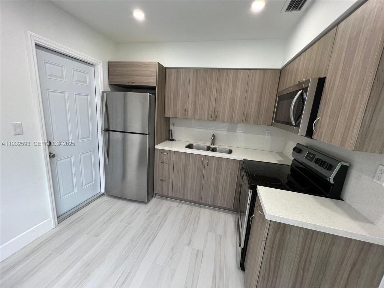 1910 Thomas St #1910-12 - Photo 3 of 10