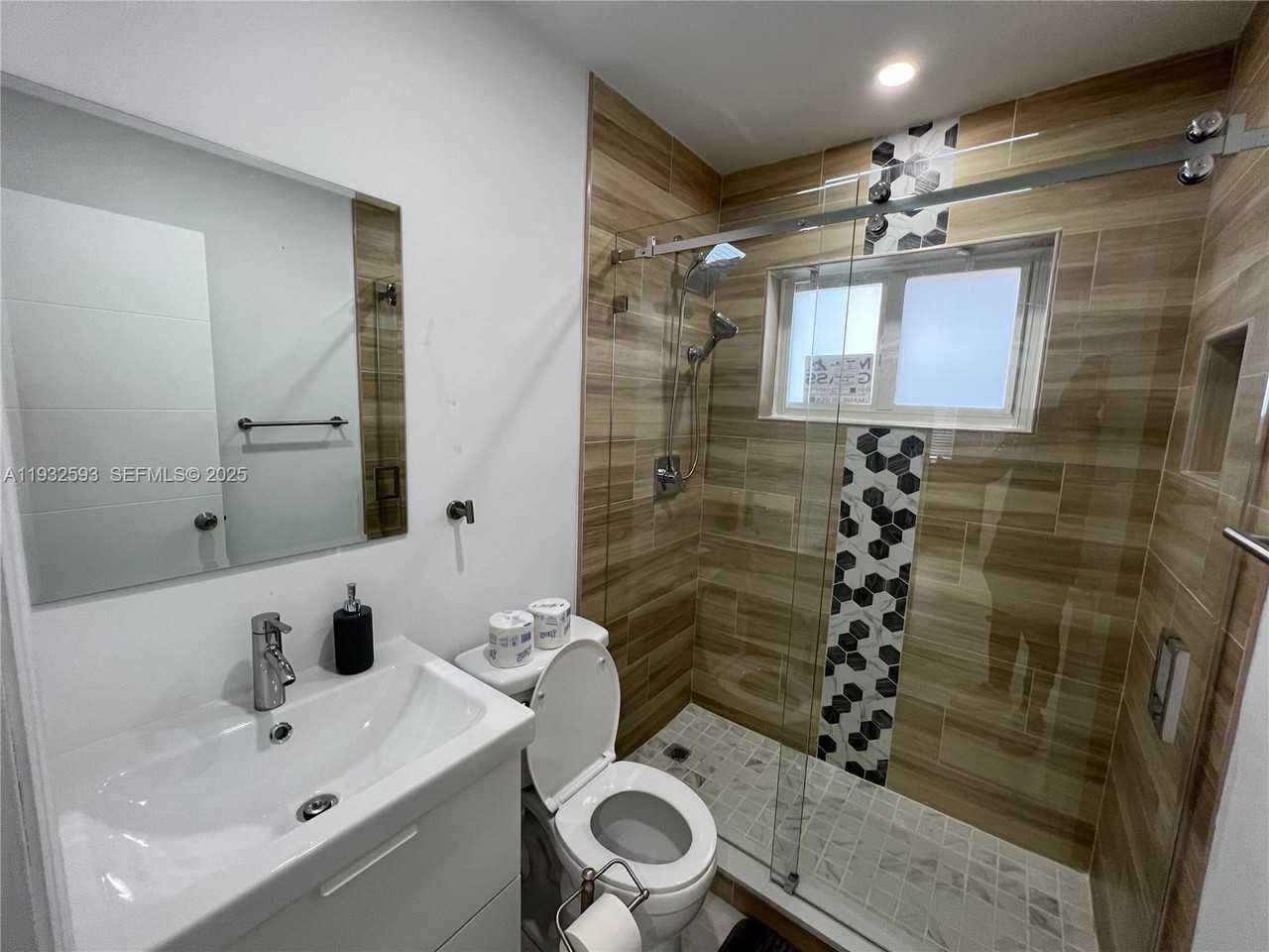 1910 Thomas St #1910-12 - Photo 4 of 10