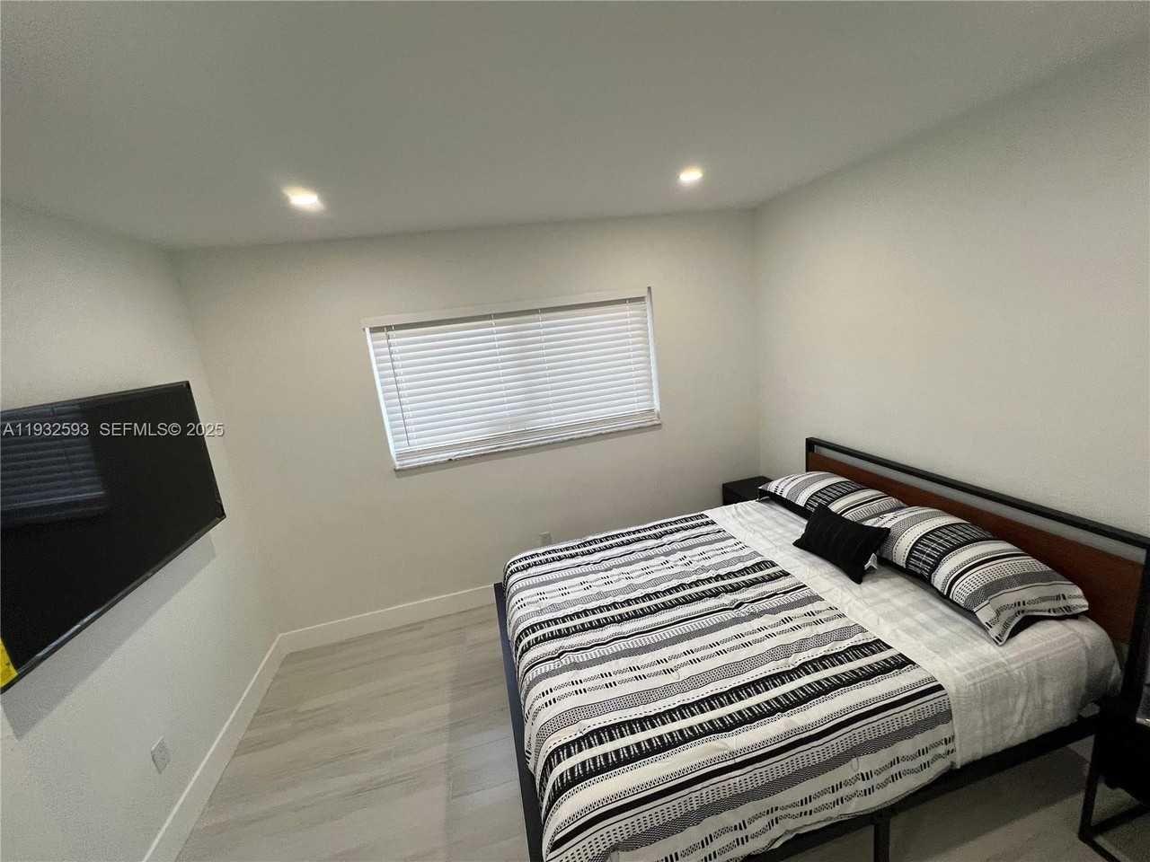 1910 Thomas St #1910-12 - Photo 5 of 10