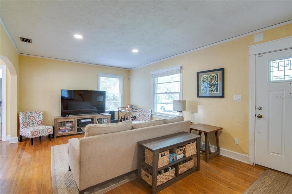 407 Ne 8th St #407 - Photo 2 of 32