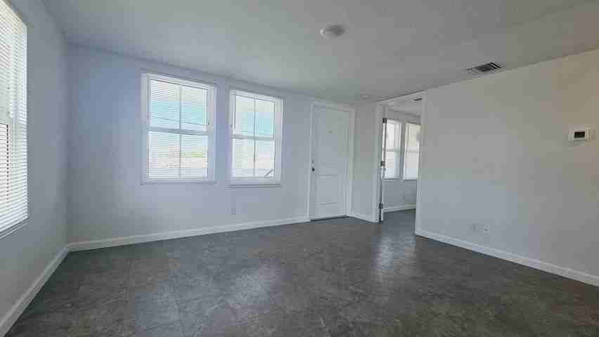 914 10th Street #C - Photo 3 of 5