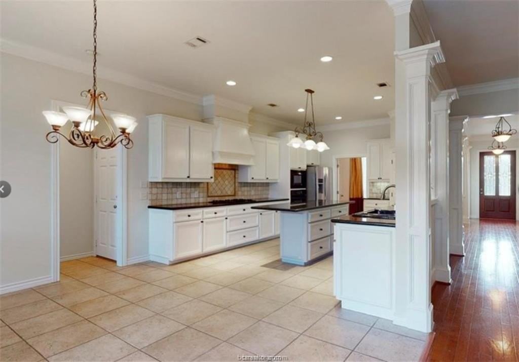 821 Plum Hollow Dr - Photo 2 of 13