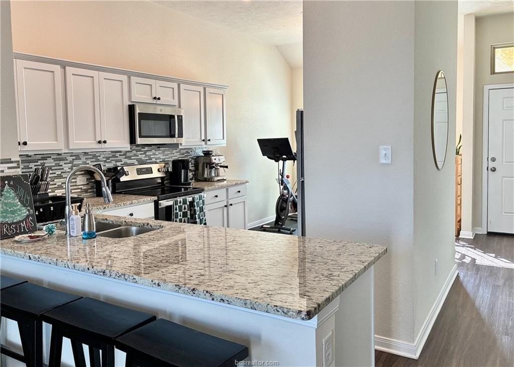 2046 Theresa Dr - Photo 5 of 21