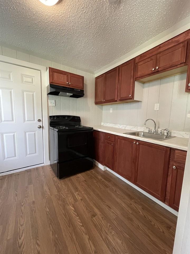 1317 W 16th St - Photo 3 of 8