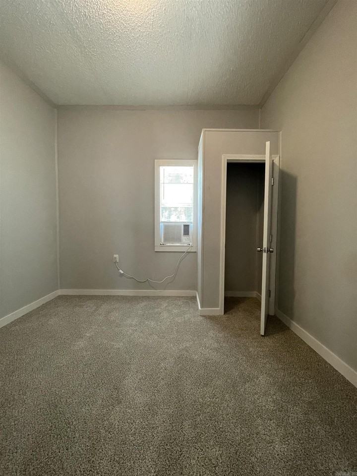 1317 W 16th St - Photo 4 of 8