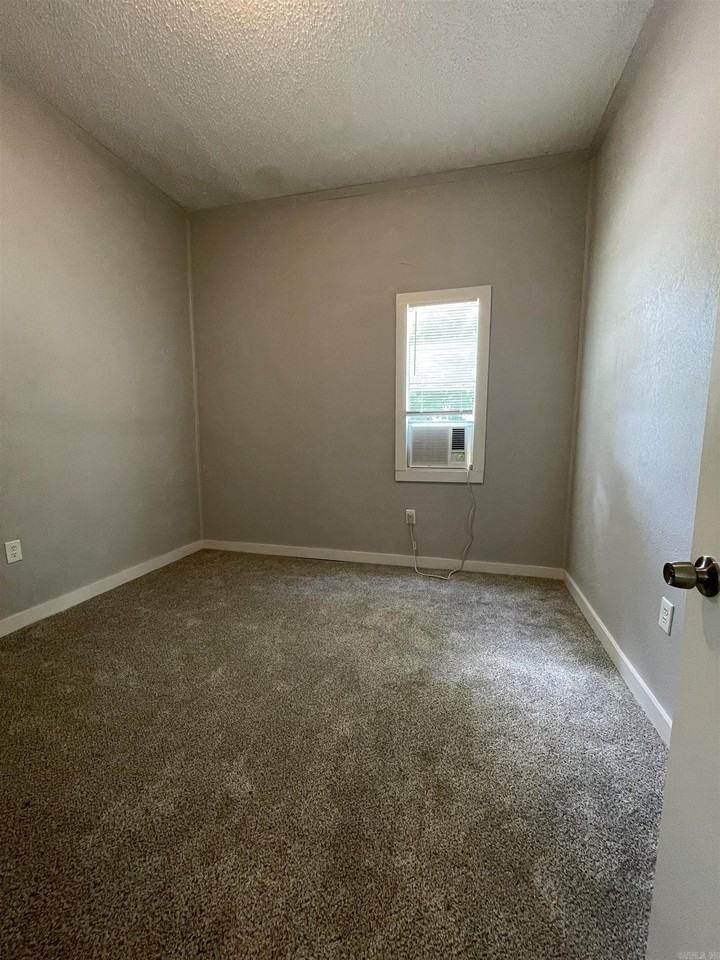 1317 W 16th St - Photo 6 of 8