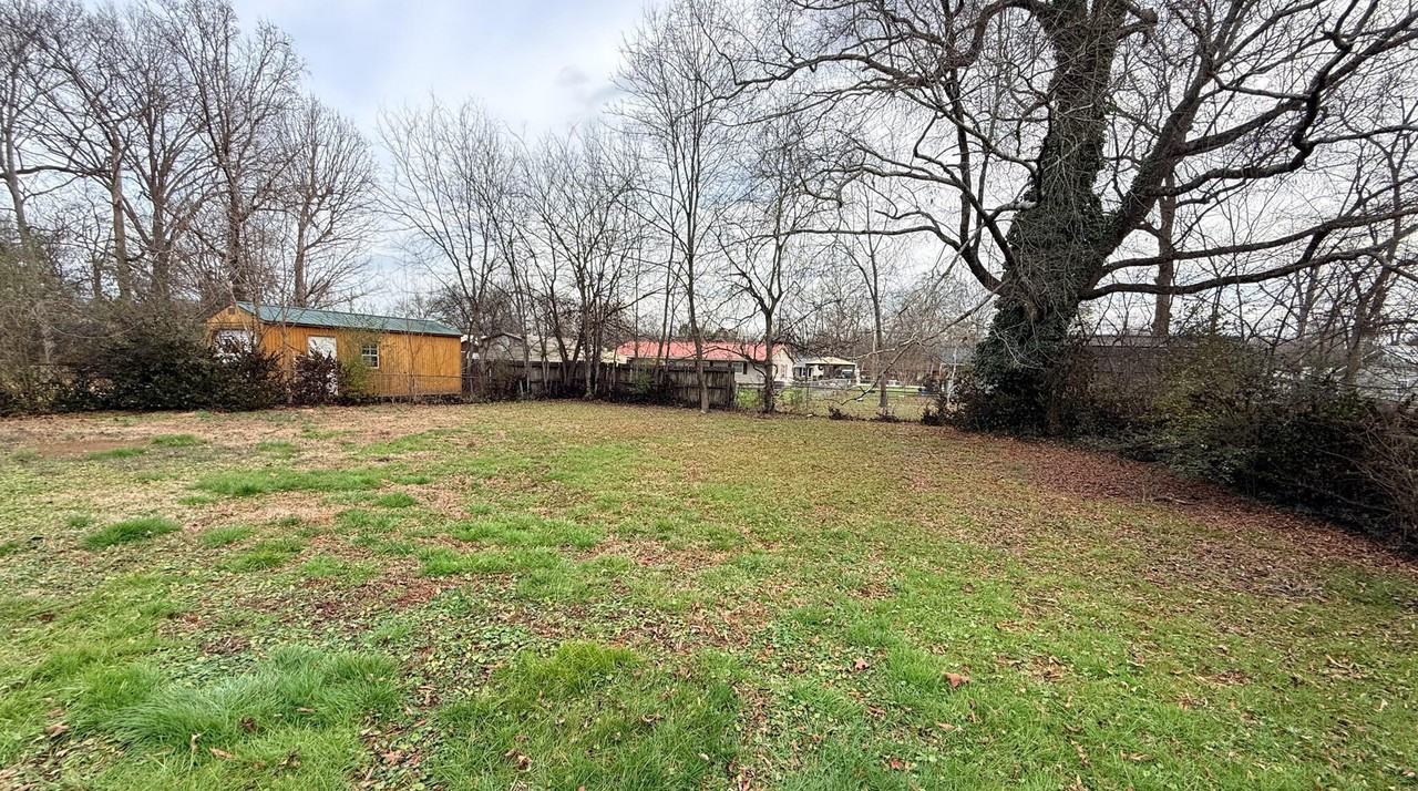 205 Robert E Lee St - Photo 4 of 26