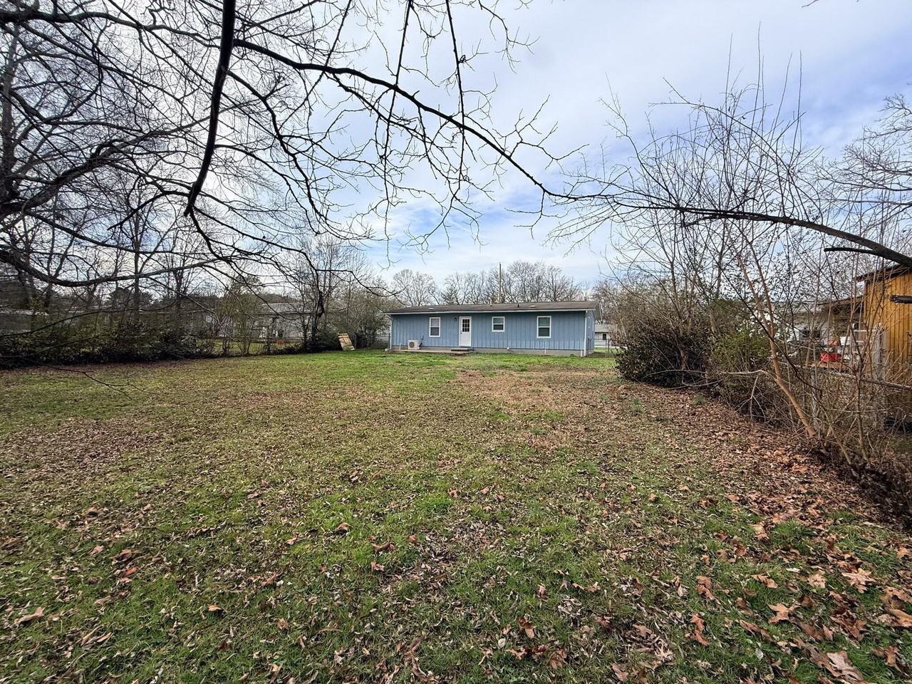 205 Robert E Lee St - Photo 6 of 26