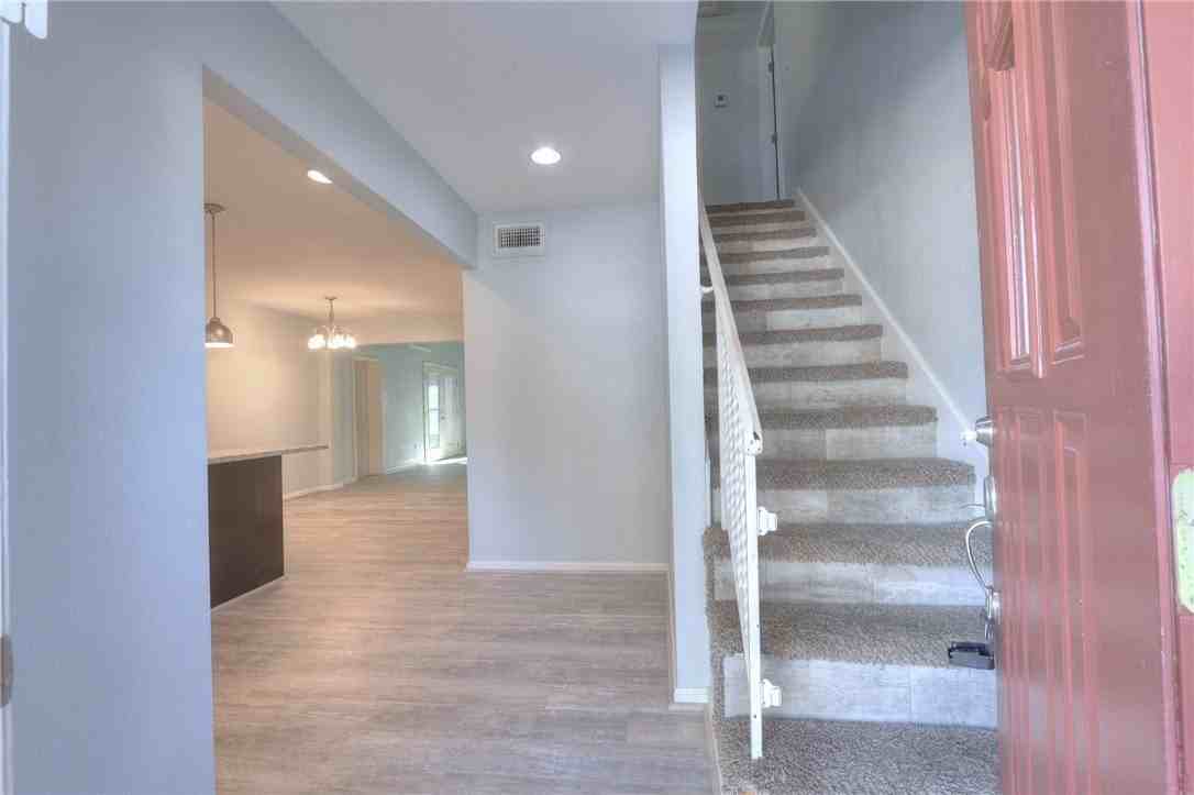 3141 Baybrook Dr - Photo 4 of 32