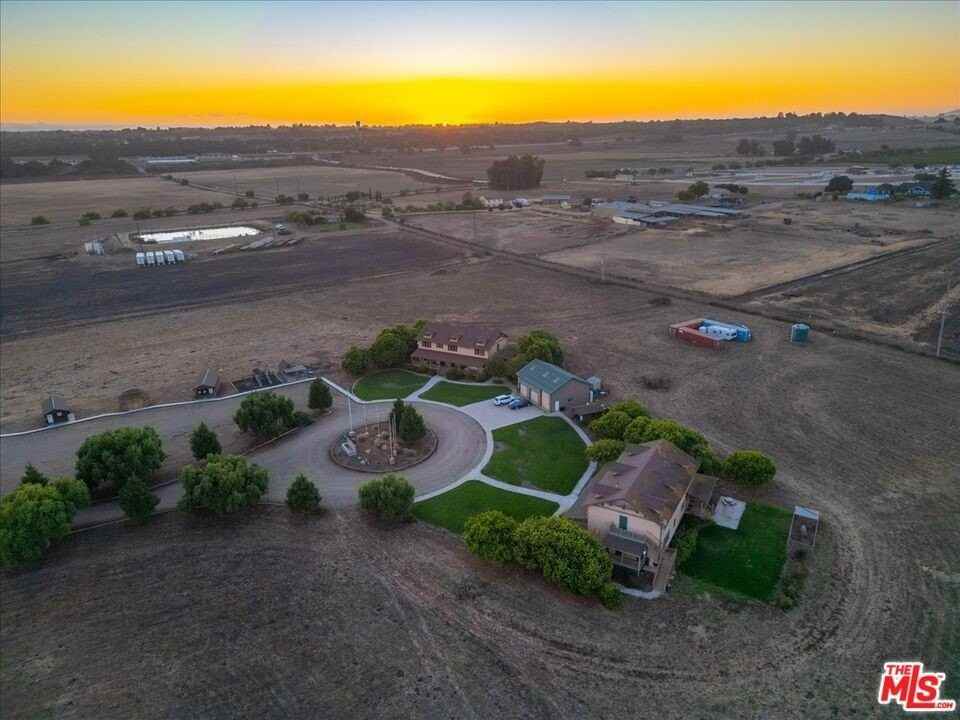 220 Hans Pl - Photo 2 of 50