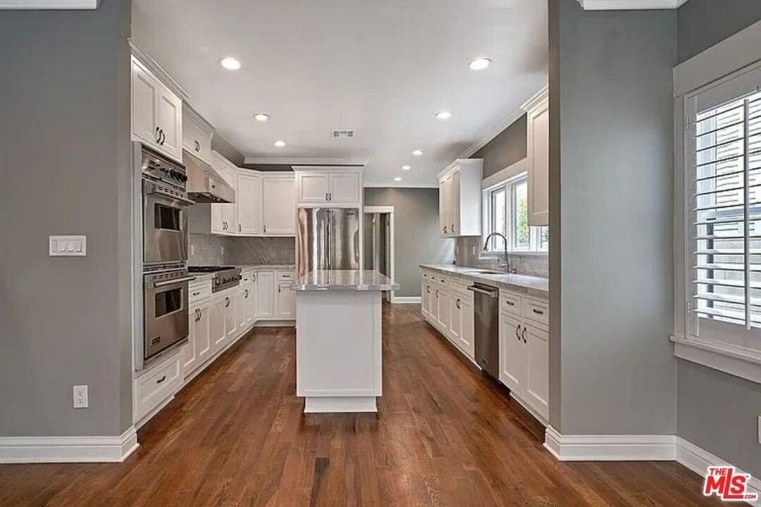 515 S Van Ness Ave - Photo 7 of 23