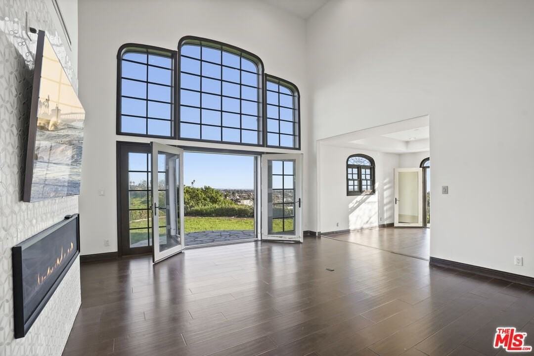 1036 El Medio Ave - Photo 3 of 33