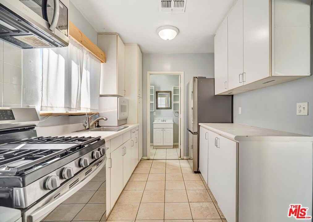 15157 Valleyheart Dr Unit B #B - Photo 7 of 17