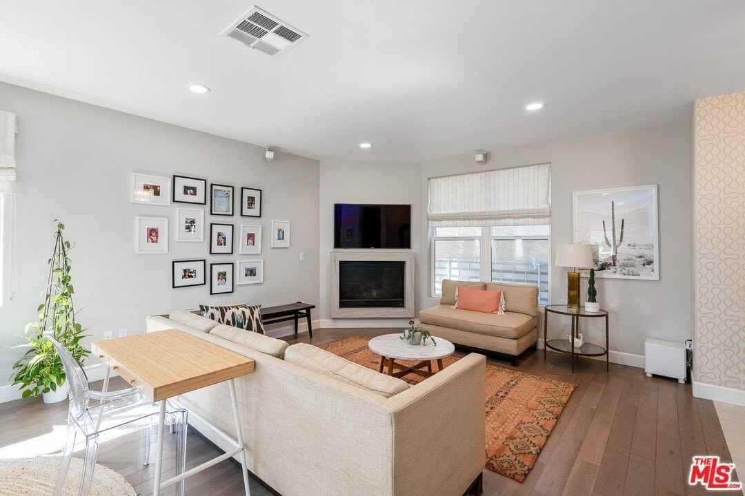 1745 S Barrington Ave - Photo 2 of 35