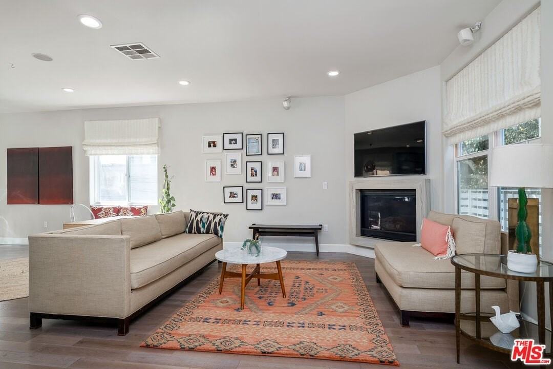 1745 S Barrington Ave - Photo 3 of 35