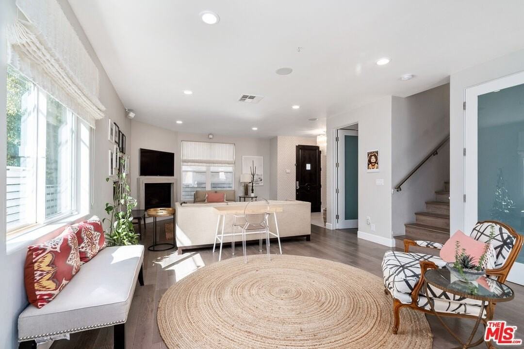 1745 S Barrington Ave - Photo 6 of 35