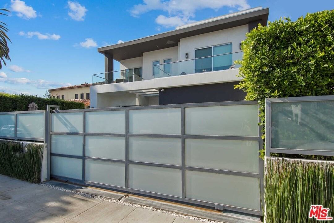 429 N Sweetzer Ave - Photo 2 of 45