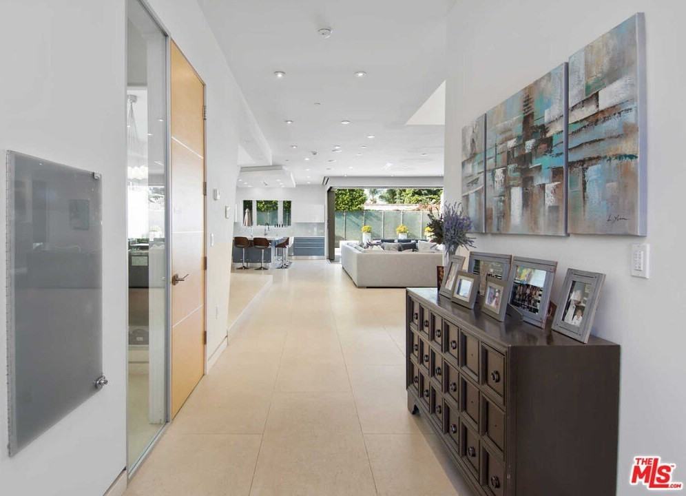 429 N Sweetzer Ave - Photo 4 of 45