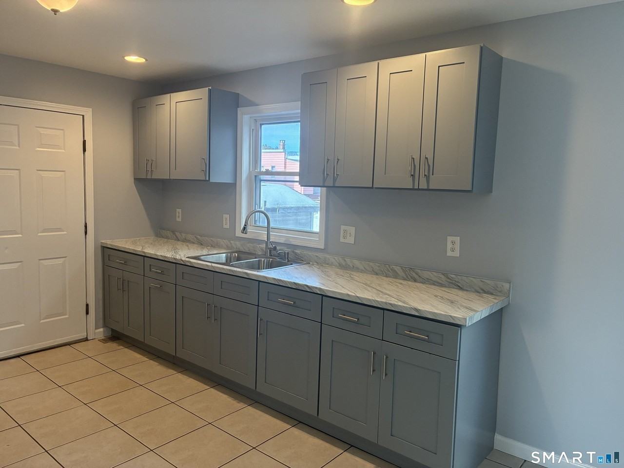 75 Ash St - Photo 2 of 9