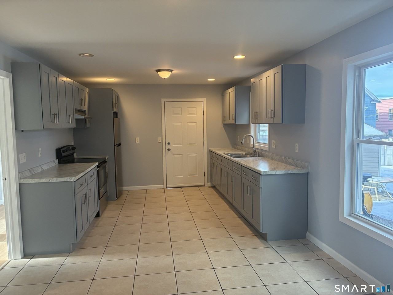 75 Ash St - Photo 4 of 9