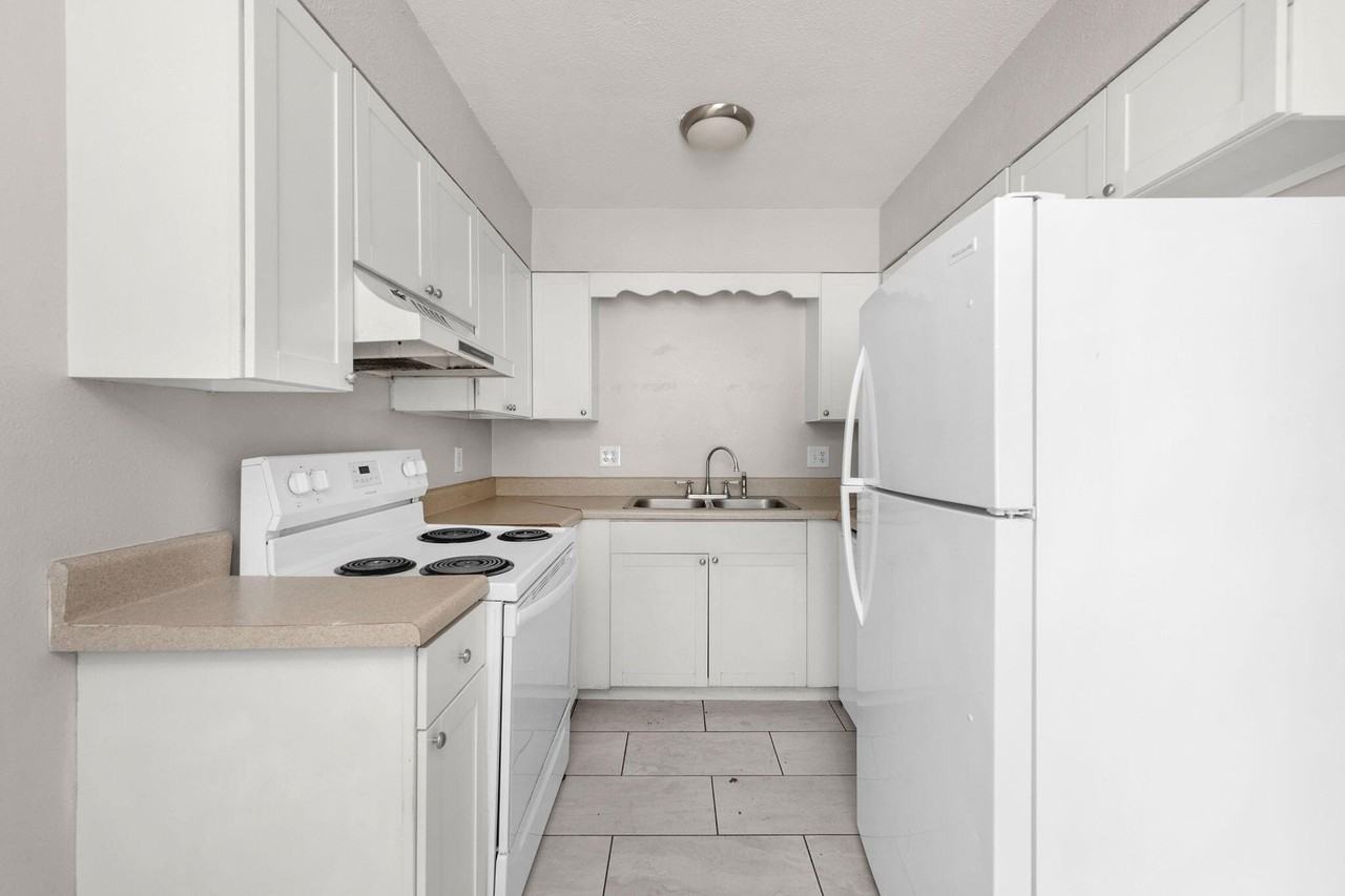 131 Bayou View Dr Apt B #B - Photo 3 of 17